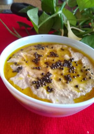 A picture of Chana dal and peanut chutney.