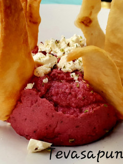 Una foto de Hummus de remolacha