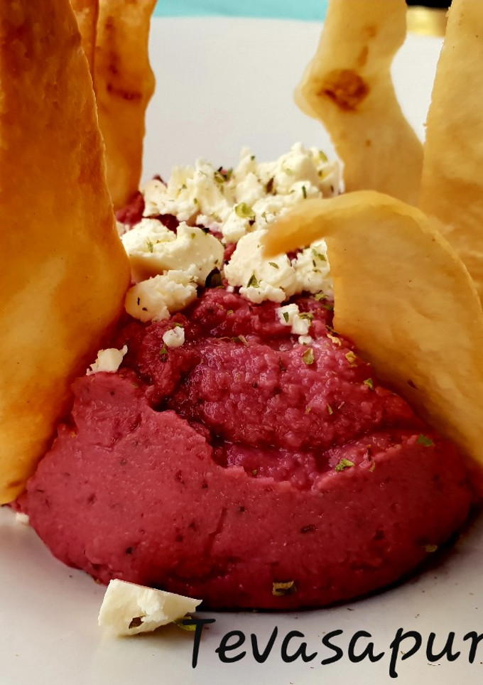 Una foto de Hummus de remolacha