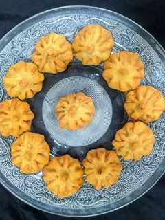 कणकेचे तळणीचे खुसखुशीत मोदक (talniche modak recipe in marathi) रेसिपी चे मुख्य फोटो