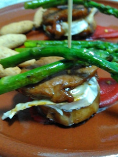 Una foto de Solomillo con queso cabra, piquillos y espárragos