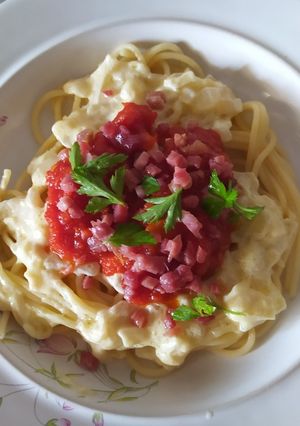 Una foto de Espaguetis con salsa de queso, tomate y jamón