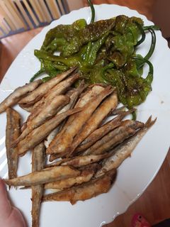 Una foto de Boquerones con pimientos fritos