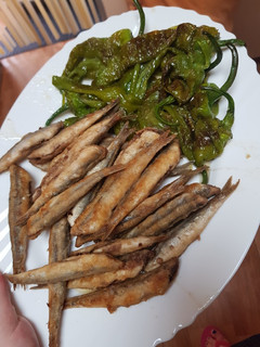 Una foto de Boquerones con pimientos fritos