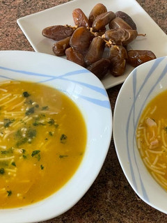 Una foto de Sopa de pollo con fideos y verduras sin grasa