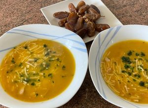 Foto principal de Sopa de pollo con fideos y verduras sin grasa