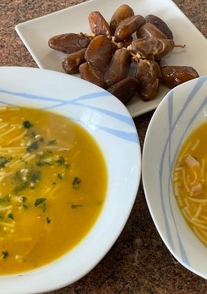 Una foto de Sopa de pollo con fideos y verduras sin grasa