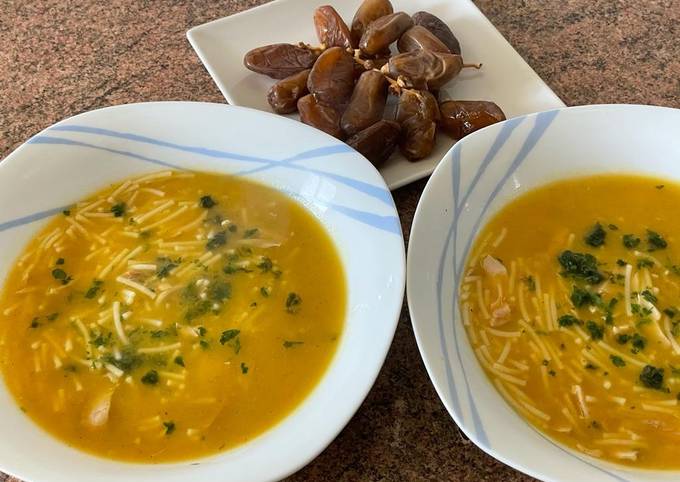 Sopa de pollo con fideos y verduras sin grasa Receta de Comida de Marruecos  Con Hakima - Cookpad