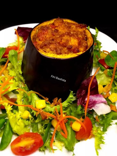 Una foto de Berenjena rellena de ternera y cerdo
