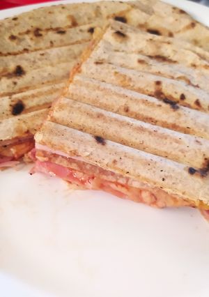 Tortilla lapok sonkával, sajttal töltve recept fotója