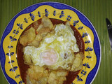 Tomate con patatas y huevo frito