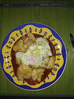 Una foto de Tomate con patatas y huevo frito