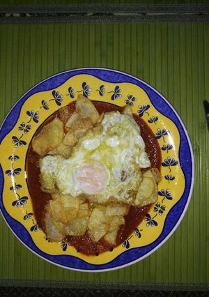 Una foto de Tomate con patatas y huevo frito