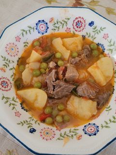 Una foto de Patatas guisadas con carne y caldo de cocido en un plis plas