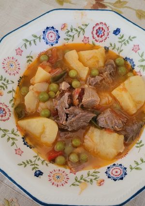 Una foto de Patatas guisadas con carne y caldo de cocido en un plis plas
