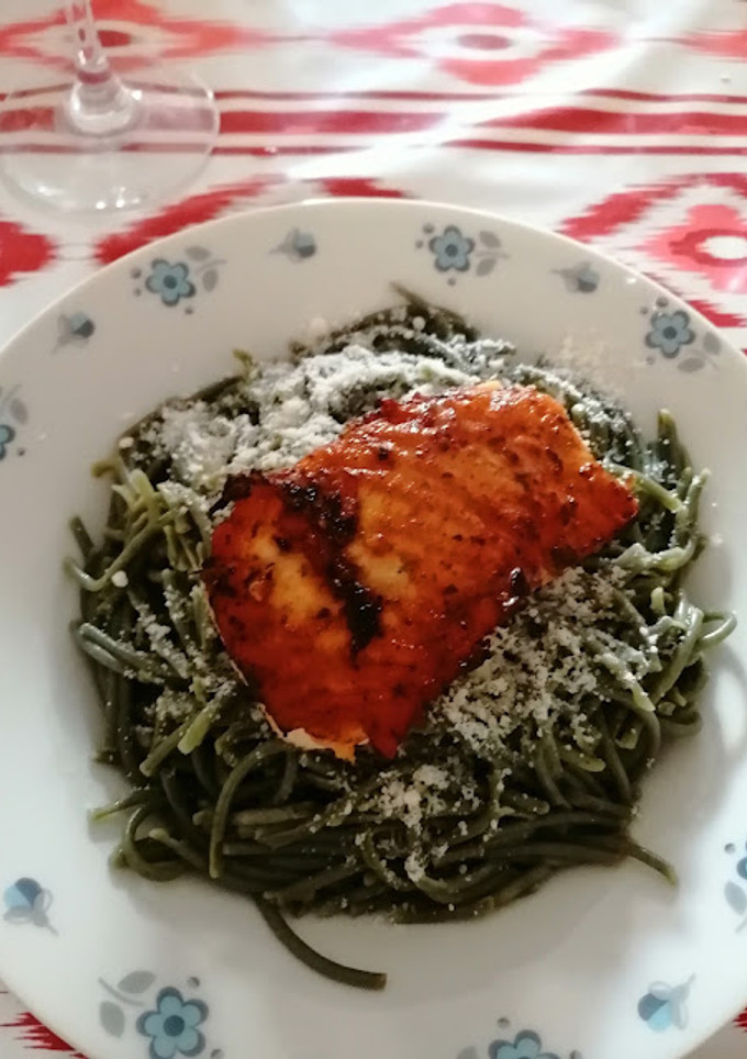Una foto de Fideos de espelta con salmón