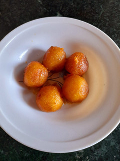 सूजी गुलाब जामुन (suji gulab jamun recipe in hindi) रेसिपी मुख्य फोटो