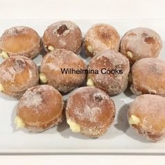 A picture of BOMBOLINI (Italian Donuts with Vanilla Pastry Cream)🇮🇹.