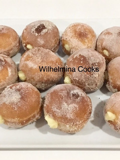 A picture of BOMBOLINI (Italian Donuts with Vanilla Pastry Cream)🇮🇹.