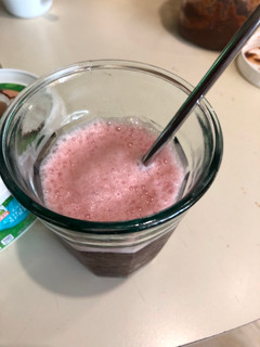Una foto de Agua fresca Flor de Jamaica-jengibre-Limón-granada