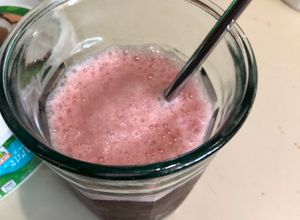 Una foto de Agua fresca Flor de Jamaica-jengibre-Limón-granada