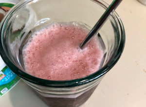 Una foto de Agua fresca Flor de Jamaica-jengibre-Limón-granada