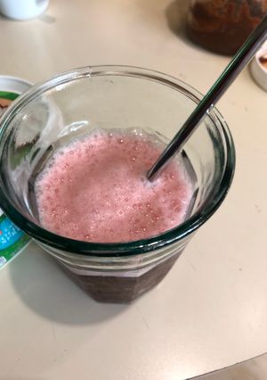Una foto de Agua fresca Flor de Jamaica-jengibre-Limón-granada