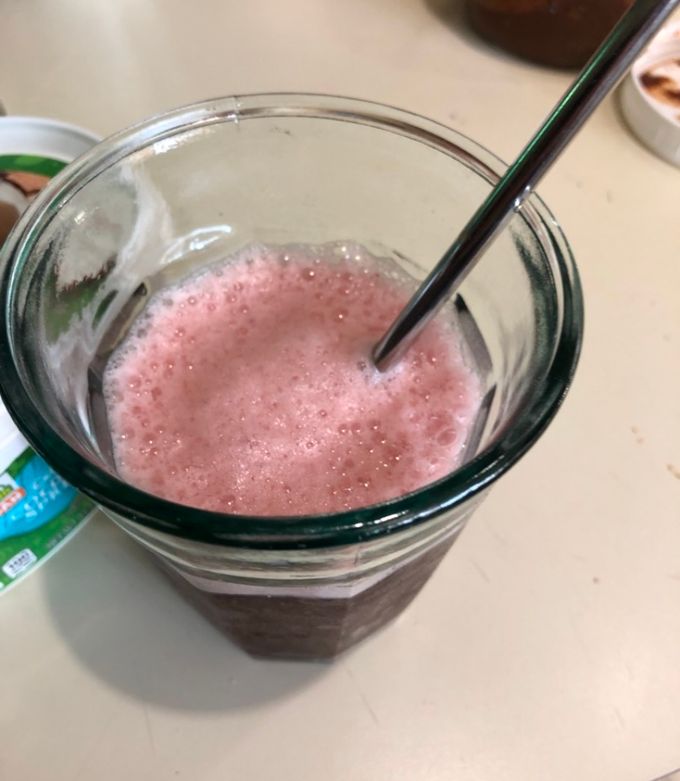 Una foto de Agua fresca Flor de Jamaica-jengibre-Limón-granada