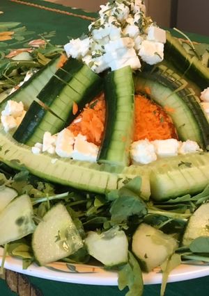 Une photo de Salade de concombre et carottes râpées à la roquette et feta
