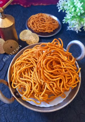 ચણા ના લોટ ના ગાંઠીયા (Chana Flour Ganthiya Recipe In Gujarati) રેસીપી મુખ્ય ફોટો