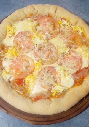 Una foto de Pizza con borde relleno de cebolla, morrones agridulce y queso