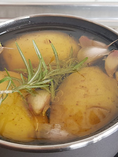 Una foto de Patatas confitadas al Ajo y Romero