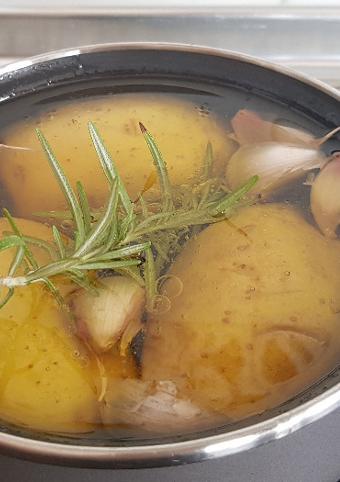 Una foto de Patatas confitadas al Ajo y Romero