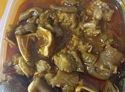 Una foto de oreja de cerdo en salsa