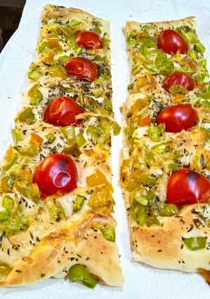 Une photo de Focaccia aux tomates 🍅 et poivrons 🫑