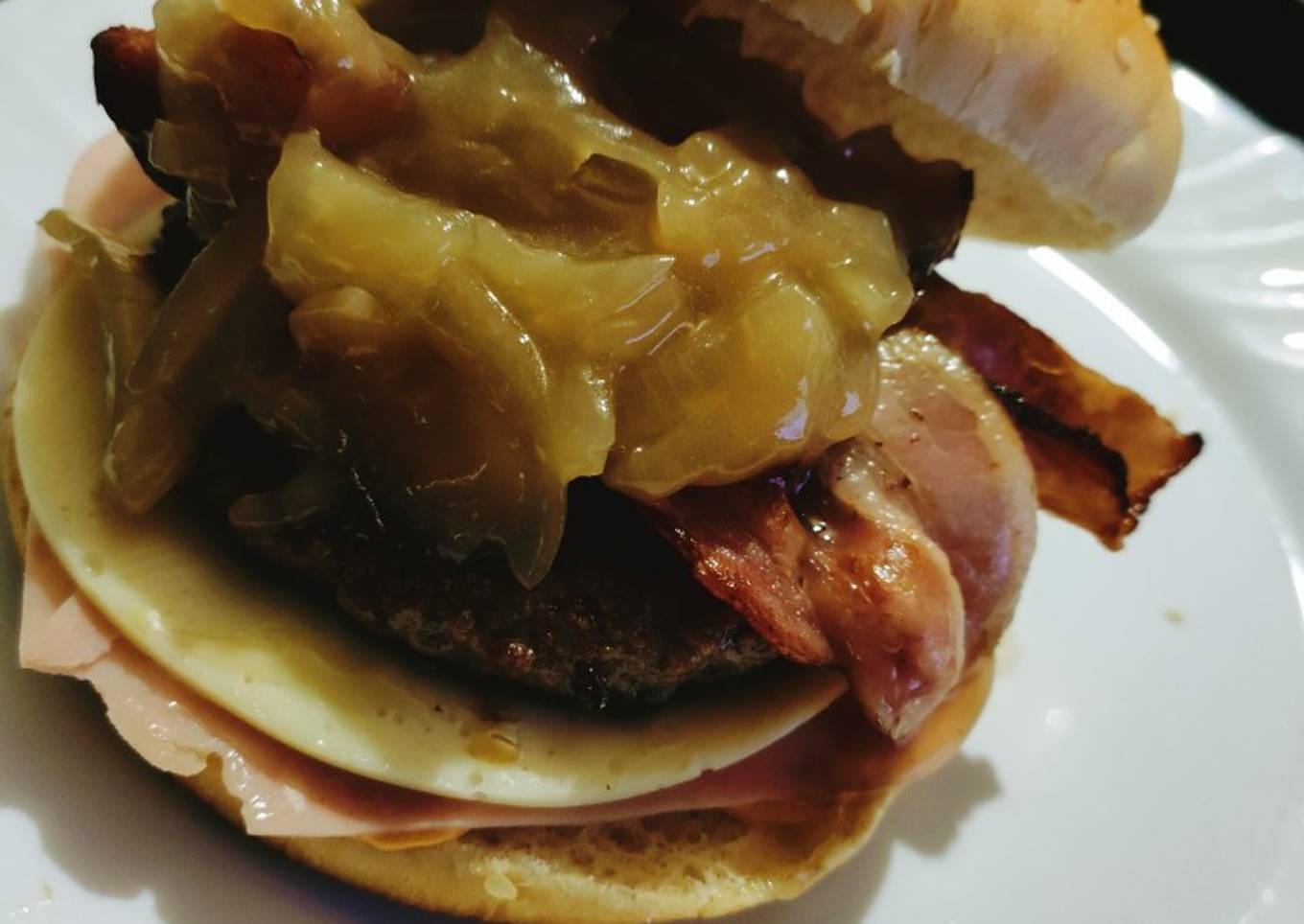 Hamburguesa con cebolla caramelizada