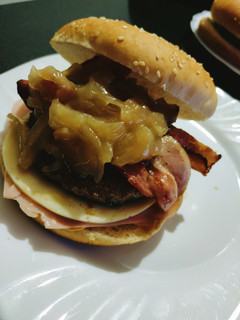 Una foto de Hamburguesa con cebolla caramelizada
