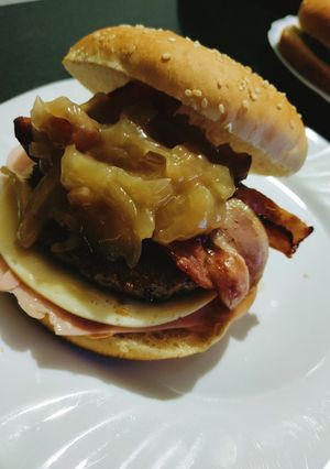 Una foto de Hamburguesa con cebolla caramelizada