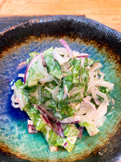 A picture of Harusame, onion and lettuce salad with mayonnaise dressing.