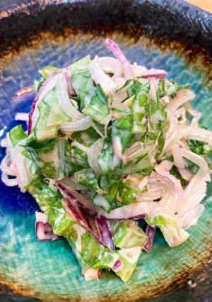 A picture of Harusame, onion and lettuce salad with mayonnaise dressing.