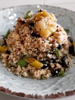 Una foto de Cous cous con sardinas, albahaca y limón