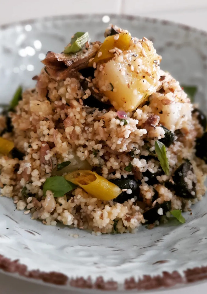 Una foto de Cous cous con sardinas, albahaca y limón