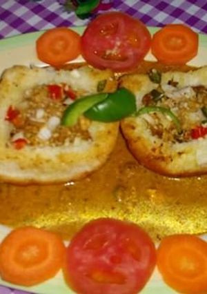 A picture of Chilli paneer boat with gravy.