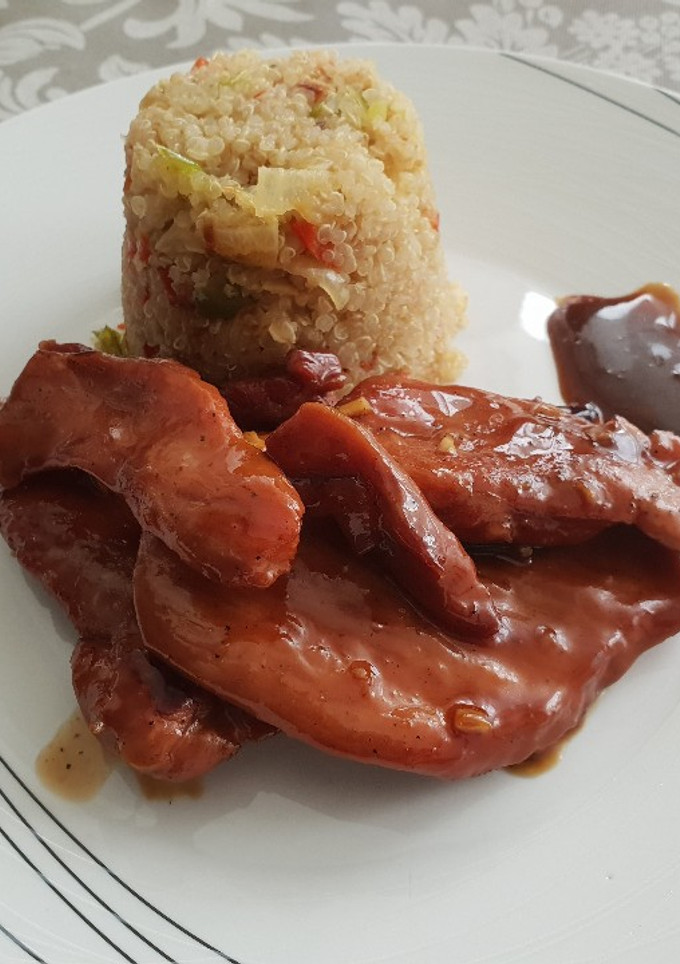 Una foto de Contramuslos de pavo marinados acompañados de quinoa