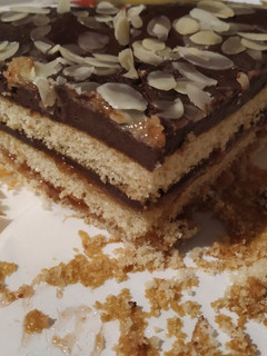 Una foto de Pastel fresa y chocolate rápido