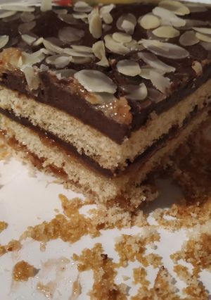 Una foto de Pastel fresa y chocolate rápido