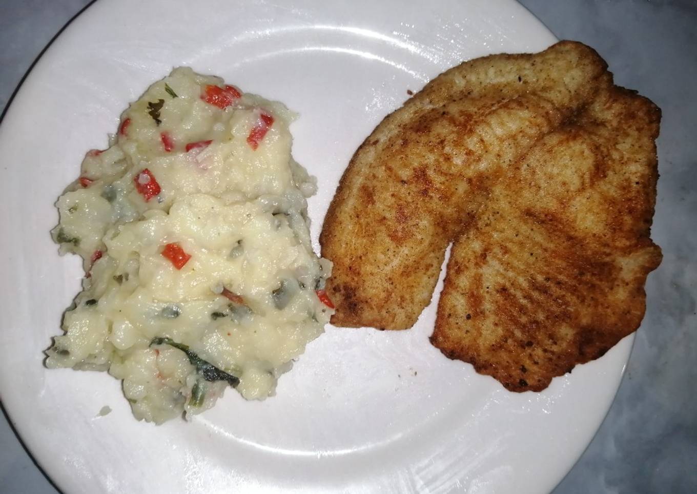 Puré de papa y filet de pescado