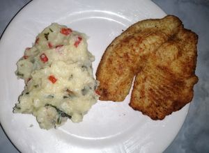 Una foto de Puré de papa y filet de pescado