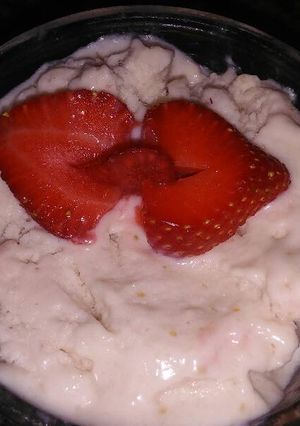 Una foto de Helado de frutillas y banana