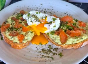 Une photo de Tartines d'avocat toasts et son œuf poché au saumon
